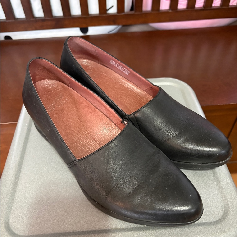 Dansko size 39- Classic Black Womens Slip-On kitten wedge